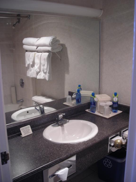 Quality Hotel Downtown-Inn At False Creek Vancouver Bilik gambar